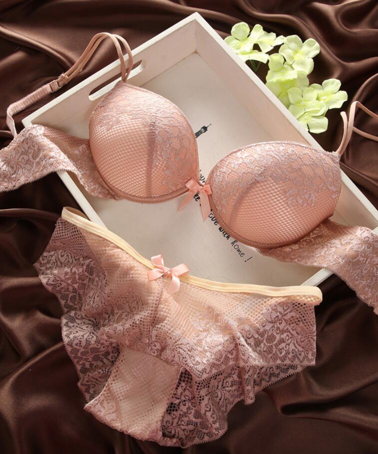 Lace sexy thin gathering deep V retro solid color bra set